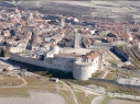 Vista aérea del castillo desde el lado Oeste con la muralla antes de la restauración