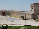 Explanada del castillo. Vista de la muralla junto al foso del castillo. Después de la restauración