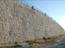 Muralla junto a la explanada del castillo después de la restauración