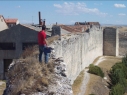 Tramo de la  muralla desde la explanada del Castillo a la torre de Las Cuevas antes de su restauración. 