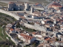 Vista aérea de los dos recintos amurallados antes de la restauración.