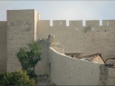 Muralla en la puerta de Las Cuevas después de su restauración.