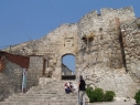 Muralla con la puerta y torre de Santiago antes de su restauración.