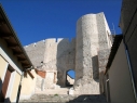 Muralla con la puerta y torre de Santiago después de su restauración.