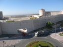 Vista exterior de la muralla junto a la rotonda del castillo. Zona de acceso para vehículos.