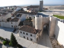 Vista exterior de la Puerta de San Basilio. Al fondo la iglesia de San Martín.