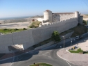 Vista exterior de la muralla junto al castillo.