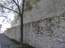 Muralla y contramuralla junto a la rotonda del castillo