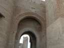 Vista desde exterior de la Puerta de San Basilio. Detalle de los arcos 