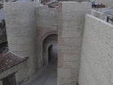 Vista exterior de la Puerta de San Basilio. Destacan las hiladas de ladrillo mudéjares.