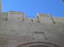 Vista de los tres escudos que coronan el exterior de la puerta de San Basilio