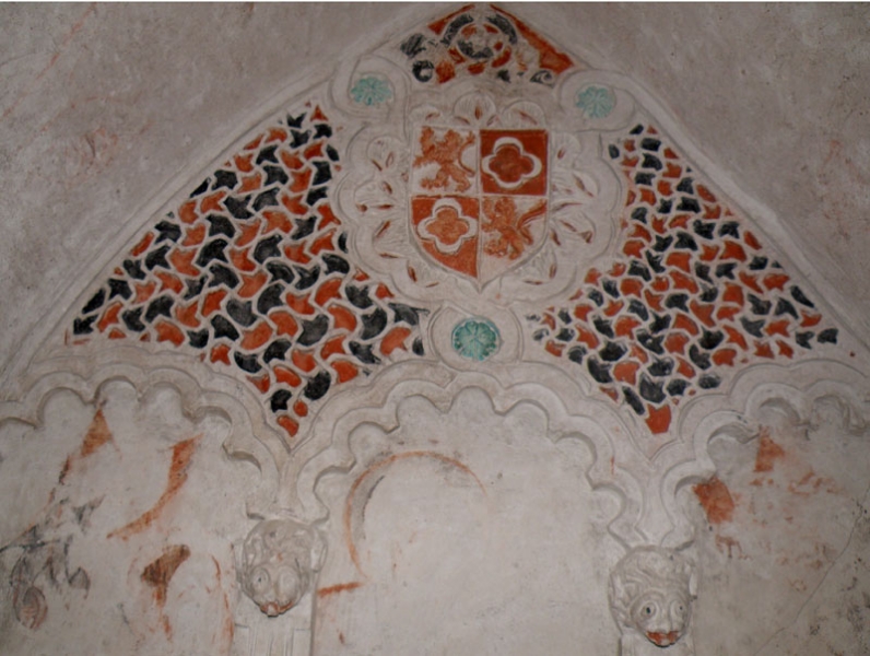Detalle de las yeserías y pinturas policromadas mudéjares de uno de los sepulcros de la iglesia de San Esteban