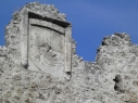 Escudo de la casa de Alburquerque en el almenado de la muralla junto a la puerta de San Martín