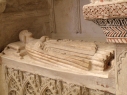 Bulto exento de alabastro en el  sepulcro de D. Alfonso García de León en la iglesia de San Esteban.