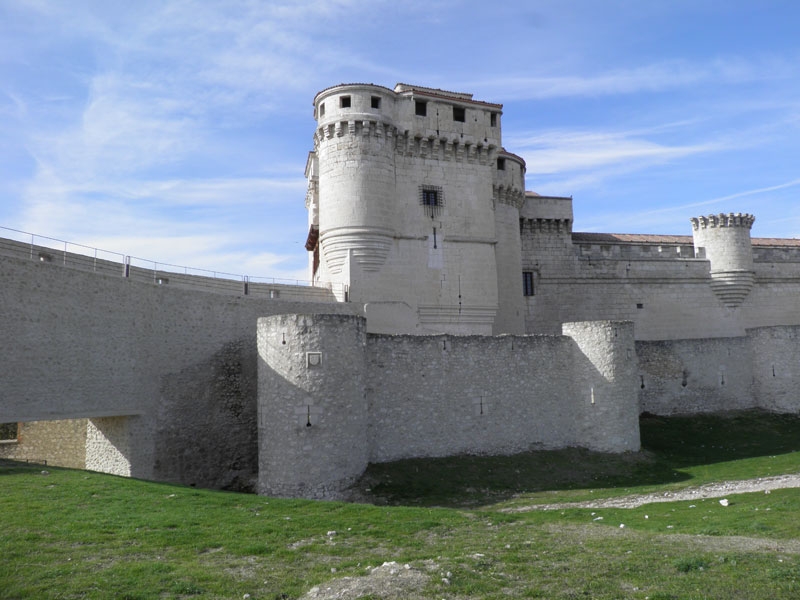 Vista de encuentro de la muralla con el castillo y la barbacana