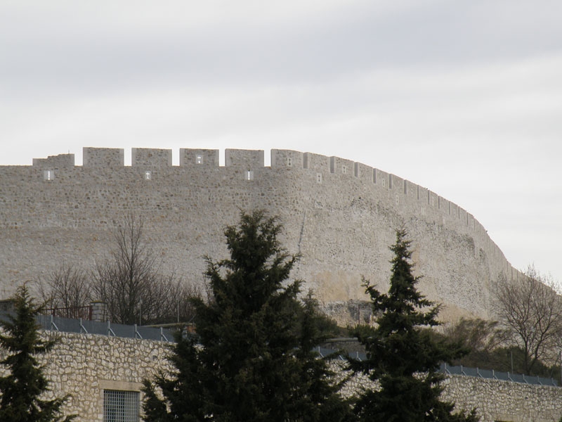 Muralla junto a la explanada del castillo. Vista desde la Huerta del Duque