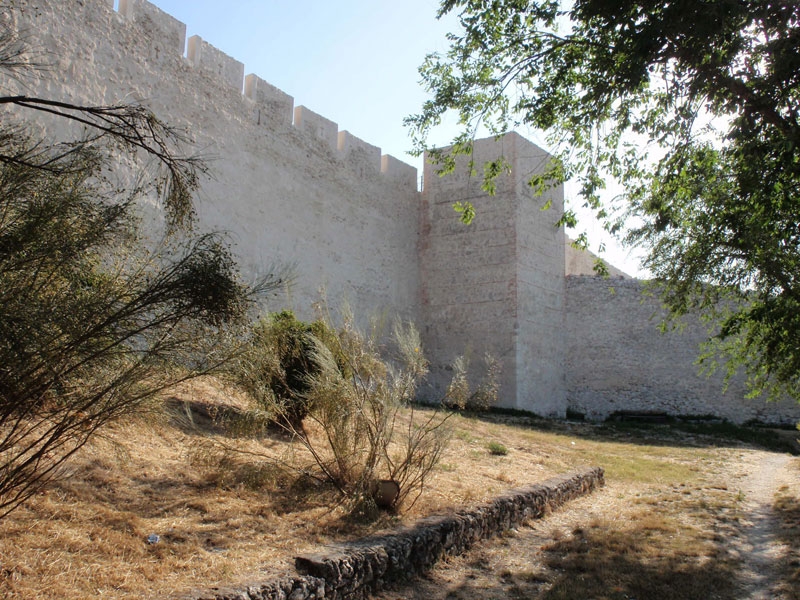 Vista exterior de la muralla junto a  la torre de Las Cuevas
