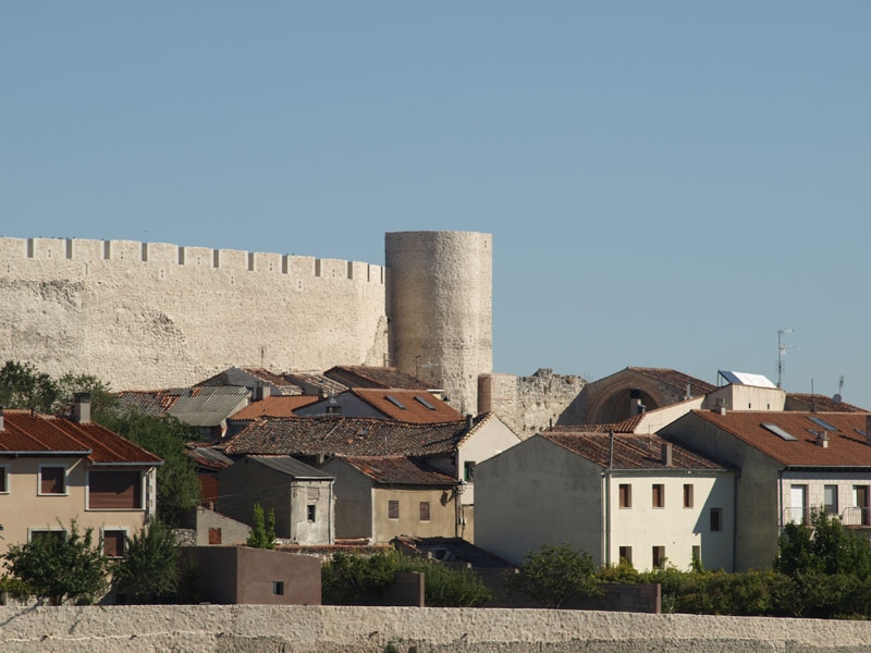 Vista de la muralla y la torre de Santiago