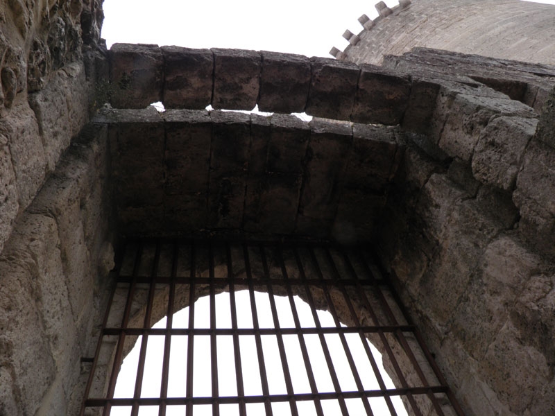 Rastrillo que cerraba la liza del castillo junto a la puerta de acceso del lado Norte.