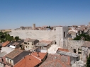 Vista aérea de la muralla. Destaca la torre de Santiago.