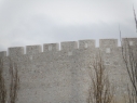 Muralla en la explanada del castillo. Detalle del almenado.