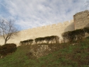 Vista exterior de la muralla junto a la puerta de Las Cuevas