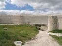 Muralla junto al castillo. Zona de paso coincidiendo con el foso del castillo