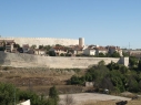 Vista de la muralla y contramuralla en el tramo desde la puerta de Las Cuevas a la puerta de Santiago